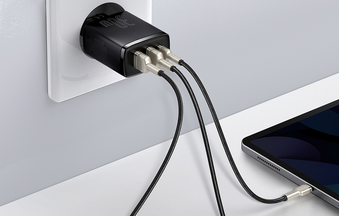 Baseus Compact Schnellladegerät 30W - USB-C PD, 2xUSB - Schwarz